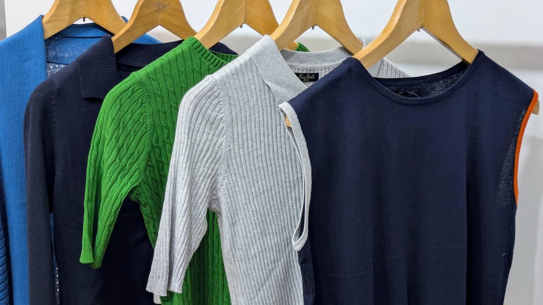 2026年春の新作ニットがハンガーにかかっている様子