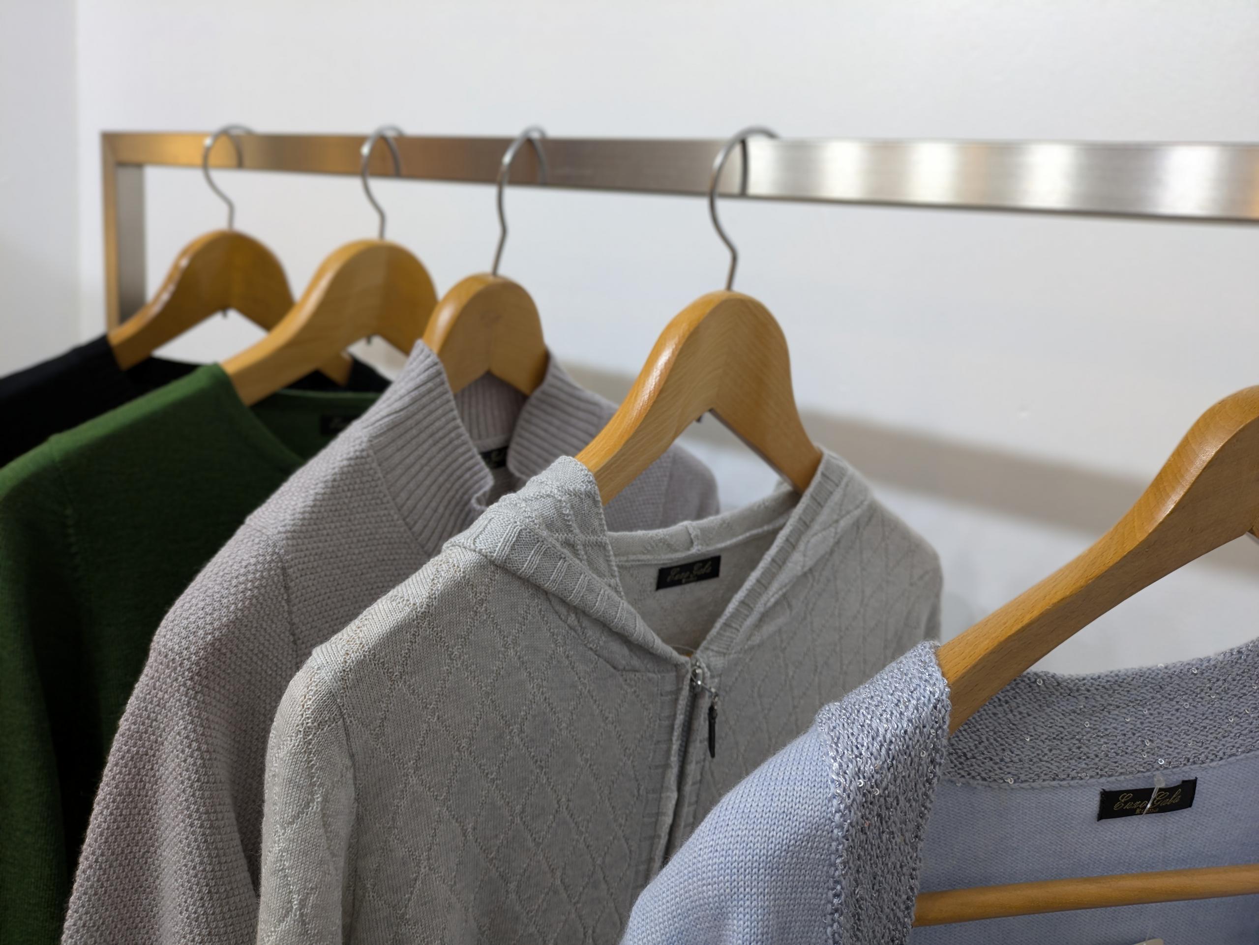 ウールニットがハンガーに掛かっている画像。斜め前で少しだけ引いたアングル